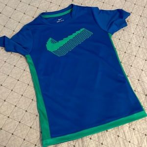 Like new boys Nike DRI-FIT tee